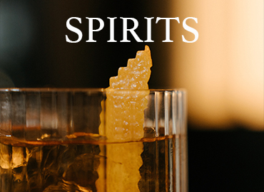 Liquor rhum whisky gin le nez dans le verre caviste en ligne